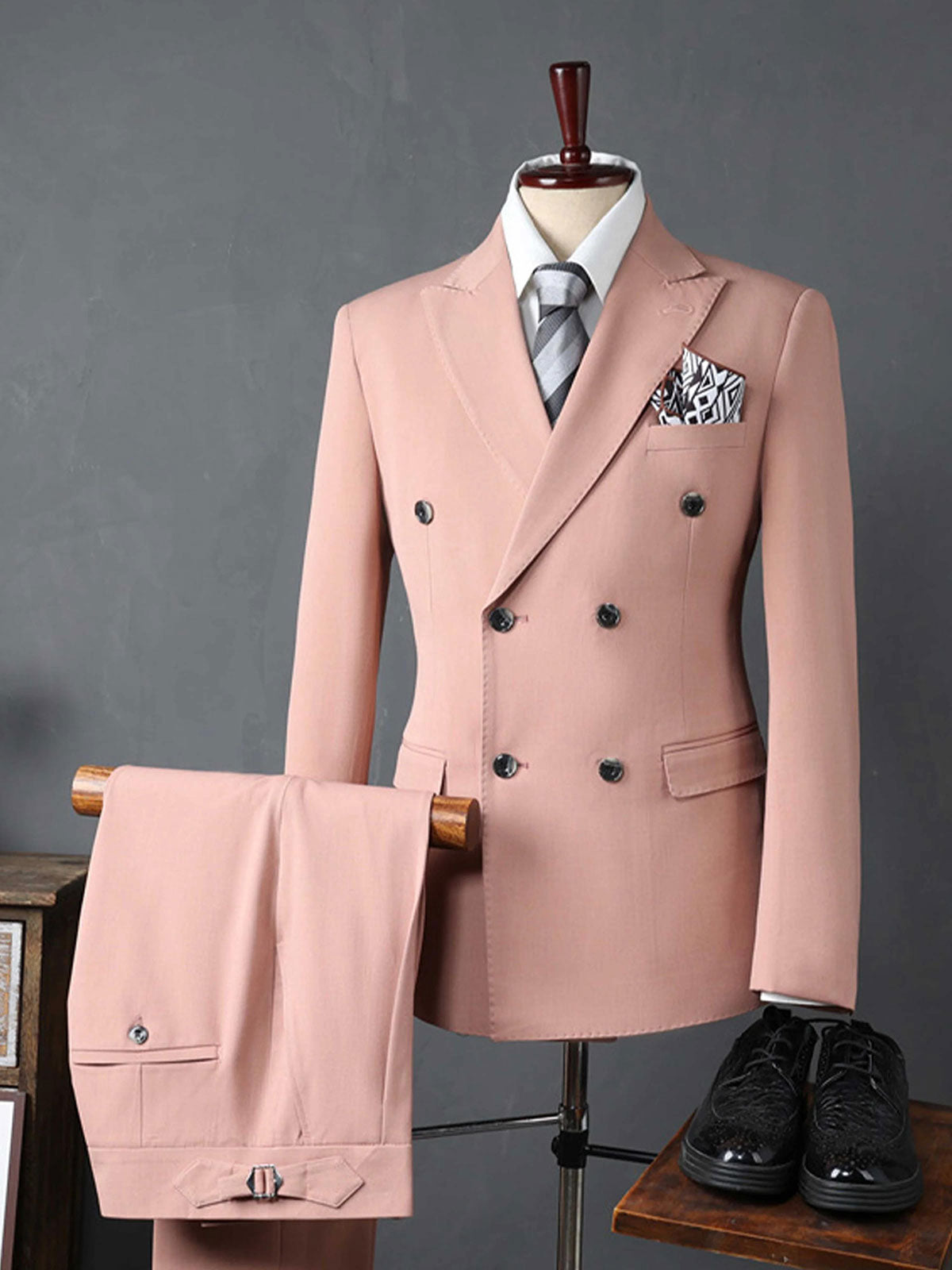 Pink 3-piece double-breasted Peak Lapel suit