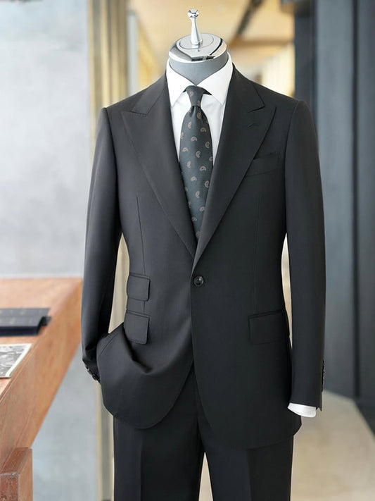 Black 2-piece single-breasted Peak Lapel suit