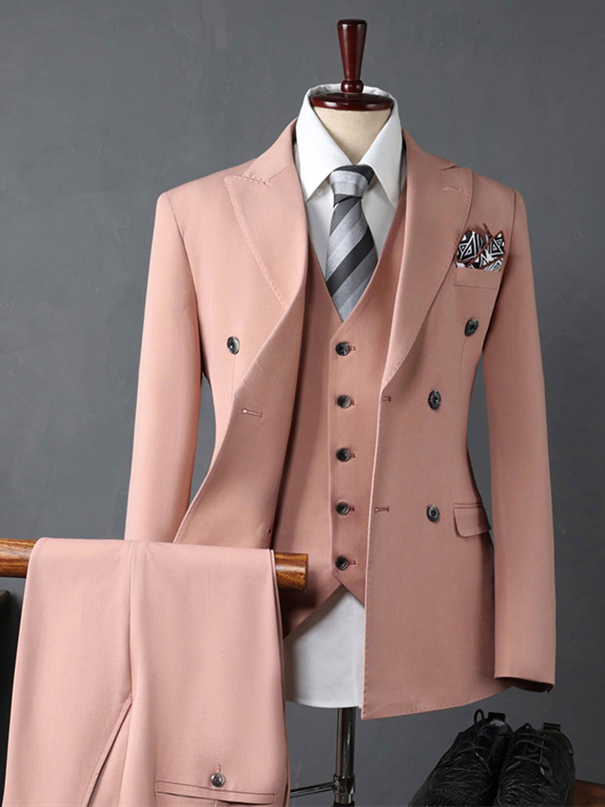 Pink 3-piece double-breasted Peak Lapel suit