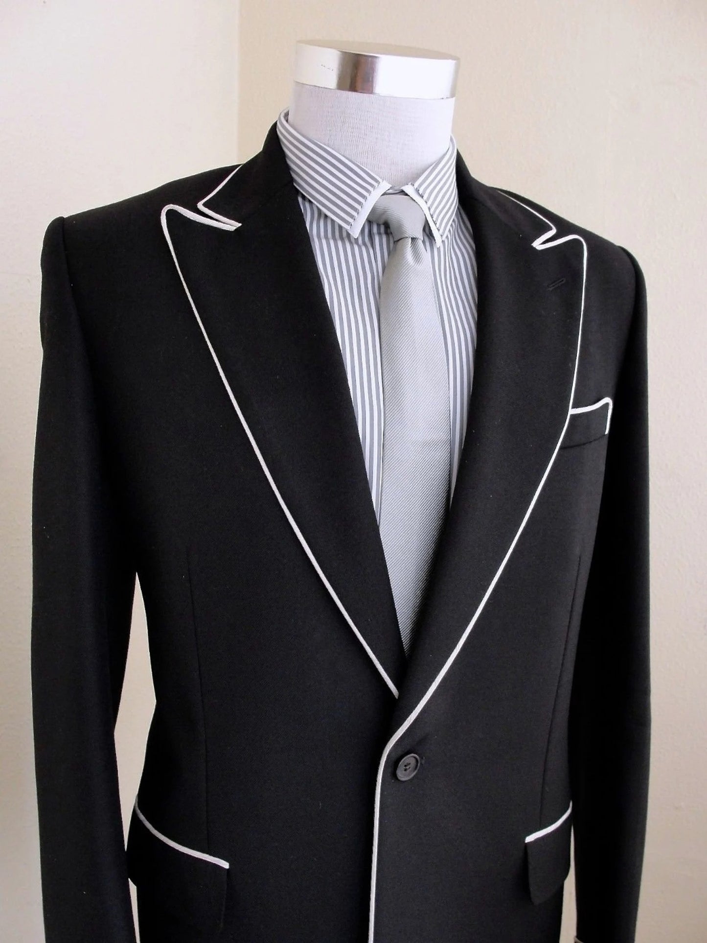 Black 2-piece Peak Lapel Single button suit